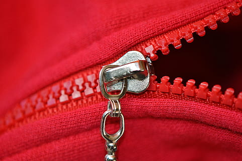 Postleitzahl, rot, grob, Jacke, öffnen, Textil-, keine Leute, Schmuck, Nahansicht, Tasche, Feier, Leder, Reißverschluss, Mode, Metall, Geldbörse, persönliches Accessoire, Reichtum, Veranstaltung, drinnen, Luxus, positive Emotionen, Studioaufnahme, Kleidung, silberfarben, 5K, CC0, gemeinfrei, lizenzfrei