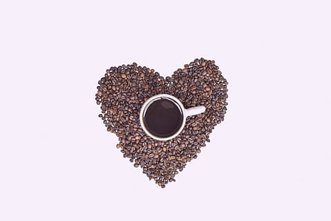 hvid, keramisk, krus, Brun, hjerteformede kaffebønner, hjerte, kaffe, kop, bønner, kærlighed, symbol, bønne, koffein, frø, drikke, kaffe - drikke, espresso, mad og drikke, studio skud, direkte over, indendørs, hvid baggrund, forfriskning, kaffekop, friskhed, ingen mennesker, skåret ud, kopiere plads, mad, sort kaffe, kreativitet, stilleben, morgenmad, 5K, CC0, offentligt domæne, royaltyfrie
