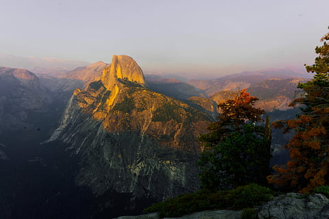 Yosemite bei Sonnenuntergang, Landschaftsfotografie, braun, Berge, Berg, Felsen, Bäume, Himmel, Sonnenuntergang, Wolken, Nebel, Baum, Sonnenaufgang, Yosemite Valley, Yosemite Nationalpark, golden, Tal, Gletscherpunkt, californium, Szenen - Natur, Schönheit in der Natur, ruhige Szene, Ruhe, Natur, Umgebung, Rock, Gebirge, Pflanze, keine Leute, idyllisch, Nicht-städtische Szene, Rock - Objekt, Landschaft, solide, Reiseziele, draußen, Veränderung, Formation, Gipfel, 5K, CC0, gemeinfrei, lizenzfrei