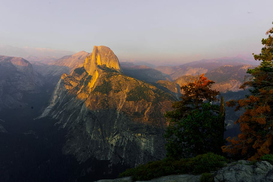 yosemite při západu slunce, krajinářské fotografie, hnědý, hory, hora, skály, stromy, nebe, západ slunce, mraky, mlha, strom, svítání, yosemitské údolí, Yosemitský národní park, zlatý, údolí, bod ledovce, californium, scenics - příroda, krása v přírodě, klidné scény, klid, Příroda, životní prostředí, Skála, pohoří, rostlina, nikdo, idylický, mimoměstské scény, rock - objekt, krajina, pevný, destinace, venku, změna, formace, horský vrchol, 5K