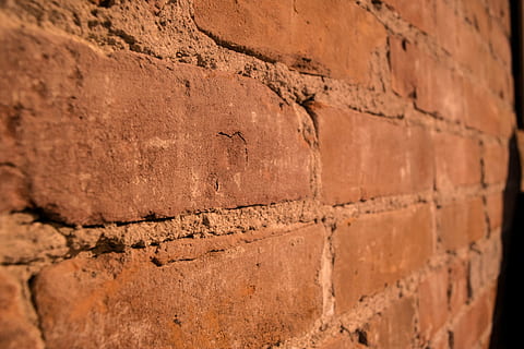 Wand, nu, Backstein, die Architektur, keine Leute, Wandbau - Funktion, alt, Tag, texturiert, Vollbild, gebaute Struktur, braun, Nahansicht, Geschichte, draußen, Rau, die Vergangenheit, selektiver Fokus, uralt, Hintergründe, Natur, alte Zivilisation, 5K, CC0, gemeinfrei, lizenzfrei