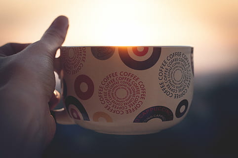 backlit, kafein, merapatkan, kopi, cangkir kopi, warna, cangkir, Desain, minum, pola, mencetak, ttext, tangan manusia, tangan, bagian tubuh manusia, jari, jari manusia, satu orang, bagian tubuh, memegang, keuangan, bisnis, mata uang, matahari terbenam, kekayaan, orang yang tidak dikenal, dewasa, mata uang kertas, dalam ruangan, representasi manusia, menerima, ekonomi, 4K, CC0, domain publik, bebas royalti