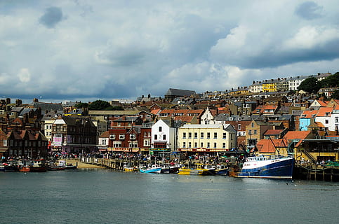 natura, cielo, nuvole, nube, mare, acqua, mare, acqua, aria, onde, elemento, elementi, selvaggio, casa di città, turismo, vacanza, vita, case, Casa, spiaggia, turisti, persone, scarborough, Inghilterra, nord, sfondo, le stagioni, estate, primavera, architettura, struttura costruita, esterno dell'edificio, nuvola - cielo, nave nautica, città, mezzi di trasporto, costruzione, modo di trasporto, fiume, quartiere residenziale, destinazioni di viaggio, lungomare, giorno, cittadina, viaggio, paesaggio urbano, ponte - struttura fatta dall'uomo, aereo passeggeri, all'aperto, 1080P, CC0, dominio pubblico, privo di copyright