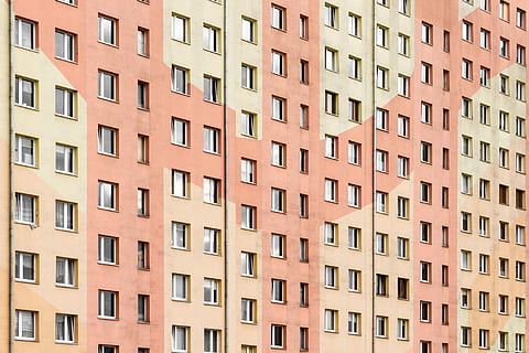 beix, marró, edificis de la ciutat, taronja, concret, edifici, groc, vermell, patró, repetició, canaleta, veí, barri, paret, finestra, pis, bloc, estructura construïda, exterior de l'edifici, arquitectura, marc complet, barri residencial, apartament, vista d’angle baix, cap gent, fons, ciutat, dia, llum solar, a l'aire lliure, en fila, color taronja, naturalesa, gratacels, 4K, CC0, domini públic, lliure de regalies