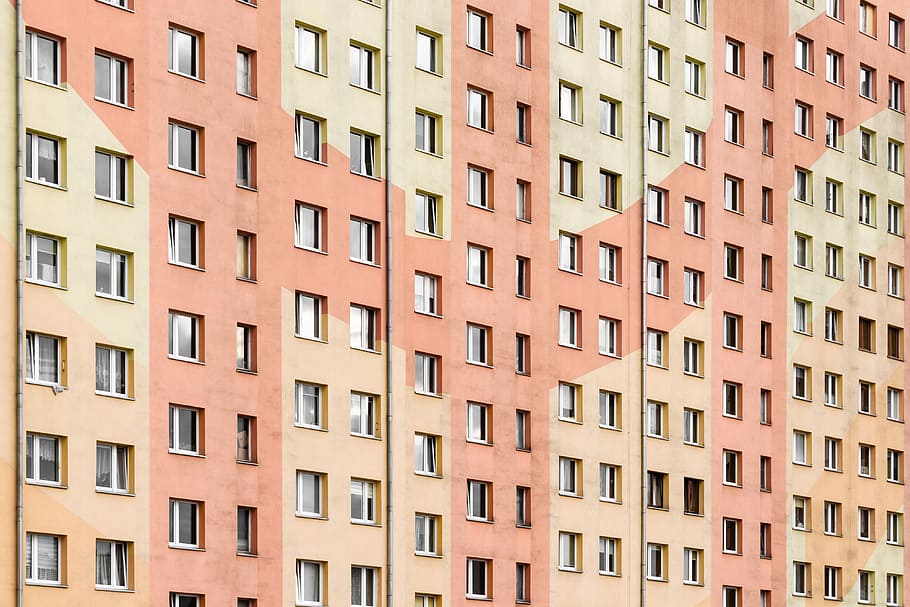 beix, marró, edificis de la ciutat, taronja, concret, edifici, groc, vermell, patró, repetició, canaleta, veí, barri, paret, finestra, pis, bloc, estructura construïda, exterior de l'edifici, arquitectura, marc complet, barri residencial, apartament, vista d’angle baix, cap gent, fons, ciutat, dia, llum solar, a l'aire lliure, en fila, color taronja, naturalesa, gratacels, 4K