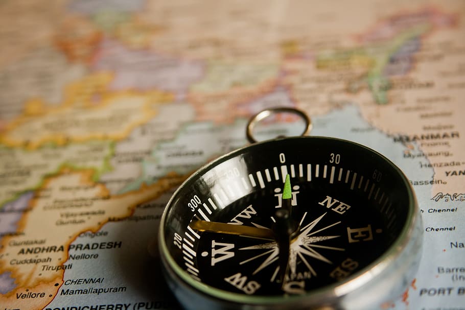 primer pla, foto, brúixola de color plata, brúixola, navegació, mapa, direcció, viatge, viatjar, retro, geografia, aventura, cartografia, navegar, orientació, mapa del Món, brúixola de navegació, a l'interior, cap gent, text, exploració, planificació, geografia física, equip de navegació, guió occidental, enfocament selectiu, tir de l'estudi, comunicació, descobriment, destinacions de viatge, cerca, 2K