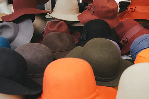 marché aux chapeaux, chapeau, marché, objets, mode, Vêtements, couvre-chef, arrière-plans, multi couleur, personne, plein cadre, rouge, sport, grand groupe d'objets, à l'intérieur, vente au détail, à vendre, abondance, choix, nature morte, variation, journée, dans une rangée, arrangement, fermer, couleur orange, répétition, le magasin, le consumérisme, 4K, CC0, domaine public, libre de droits