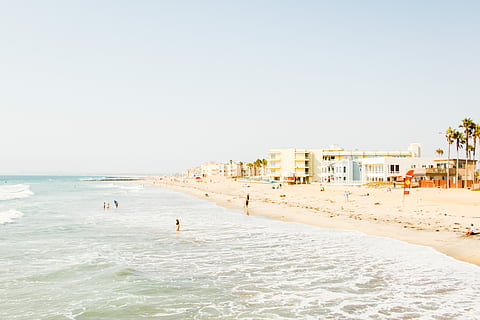 strand på dagtid, strandlinjen, dagtid, Strand, sand, hav, ferier, sommer, mennesker, kystlinje, reisemål, utendørs, vann, himmel, strender, reise steder, ro, klar himmel, land, arkitektur, bygge eksteriør, bygget struktur, natur, tur, kopiere plass, ferie, bølge, tilfeldige mennesker, by, skjønnhet i naturen, horisont over vann, 4K, CC0, offentlig domene, opphavsrett gratis