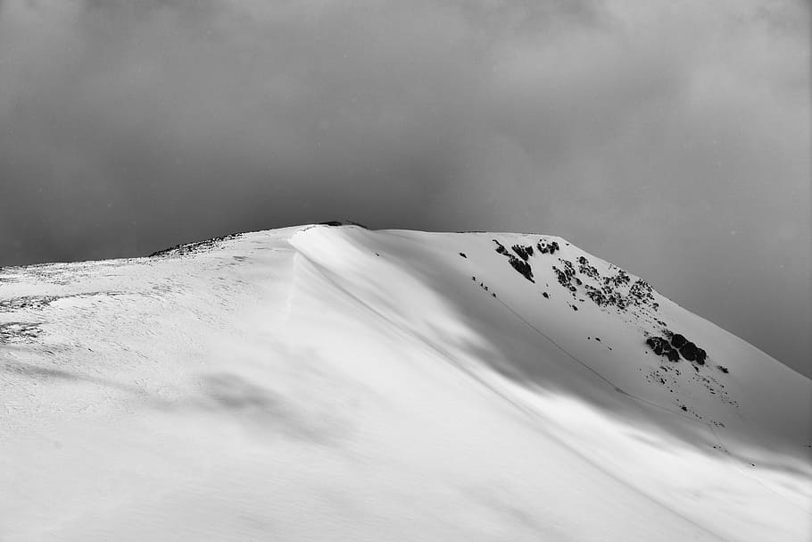 Berg unter Schnee, dunkel, Wolken, Alpenberg, Zum Seitenanfang, Schnee, Berg, Natur, Winter, draußen, Gipfel, Landschaft, szenen, wolke - himmel, Eis, kalte Temperatur, Himmel, Wetter, Tag, Szenen - Natur, Umgebung, Ruhe, Schönheit in der Natur, ruhige Szene, Land, schneebedeckter Berg, keine Leute, Nicht-städtische Szene, 8K