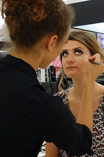makeup, Modelka, proces, výuka, grad, Kanada, dva lidé, skutečných lidí, dospělý, zrcadlo, uvnitř, portrét, střední dospělý, střela do hlavy, muži, lidé, mladého dospělého, ženy, životního stylu, část lidského těla, příprava, zpětný pohled, odraz, Mladá žena, účes, 5K, CC0, veřejná doména, bez autorských práv