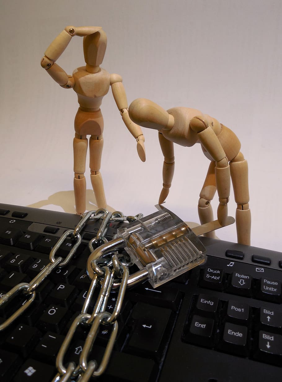 dos, marró, fusta, nines, al costat, teclat d’ordinador, política de privacitat, robatori de dades, contrasenya, seguretat, ordinador, cadena, cadenat, castell, segur, teclat, PC, accés, bloquejat, dades, figura, nina, robatori, criminal, hacker, representació humana, representació, semblança masculina, figureta, a l'interior, art i artesania, cultura i entreteniment artístic, escultura, creativitat, música, maniquí, robot, semblança femenina, cap gent, natura morta, tecnologia, artesania, instrument musical, 2K