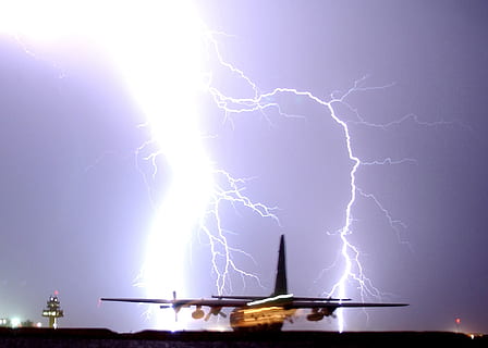 relámpago, Huelga, noche, tormenta, tornillo, avión, rodaje, c-130, carga, clima, electricidad, aeródromo, aeronave, aviones, naturaleza, cielo, poder, energía, destello, cargar, brillante, fuerza, ligero, descarga, sorprendentes, poder en la naturaleza, nube - cielo, iluminado, rayo bifurcado, belleza en la naturaleza, vista de ángulo bajo, exterior del edificio, nadie, arquitectura, al aire libre, señal de advertencia, estructura construida, púrpura, 1080P, CC0, dominio público, libre de derechos