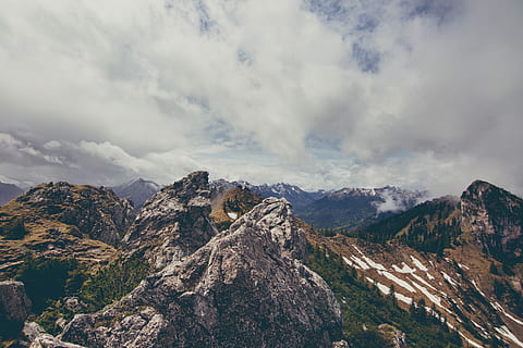 maro, rock munte, acoperit, copaci, alb, noros, cer, munţi, nori, nor, Munte, vârf, pantă, stâncos, colţ de stâncă, stâncă, zăpadă, copac, călătorie, drumeții, austrium, de munte, punct, nor - cer, scenice - natura, frumusețe în natură, peisaj, natură, mediu inconjurator, o scenă liniștită, liniște, nici o persoana, scenă non-urbană, zi, la distanta, destinații de călătorie, teren, în aer liber, idilic, formare, varf de munte, conifer, 5K, CC0, domeniu public, fără drepturi de autor