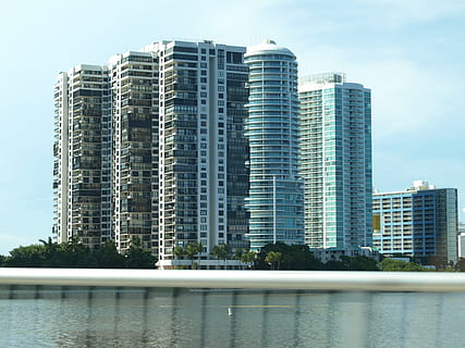 Miami, bygning, skyline, skyskraber, arkitektur, USA, bygning udvendig, by, bygget struktur, kontorbygning udvendig, vand, moderne, natur, himmel, ingen mennesker, kontor, dag, træ, høj - høj, plante, bybilledet, tårn, udendørs, finansdistrikt, lejlighed, luksus, 2K, CC0, offentligt domæne, royaltyfrie