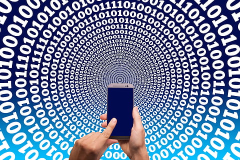 srebrny htc, jeden, m8, tło, liczby, pojęcie, dwójkowy, zero, kontrola, dane, transfer, system binarny, kod binarny, kawałki, administrator, zapłacić, system numeracji, networking, trzymać, cyfrowy, digitalizacja, smartfon, planowanie, technologia, porozumiewanie się, technologia bezprzewodowa, połączenie, jedna osoba, ludzka ręka, ekran, część ludzkiego ciała, wewnątrz, dłoń, ekran urządzenia, wzór, inteligentny telefon, cyberprzestrzeń, niebieski, przenośne urządzenie informacyjne, telefon komórkowy, język komputerowy, 5K, CC0, domena publiczna, darmowe zdjęcia