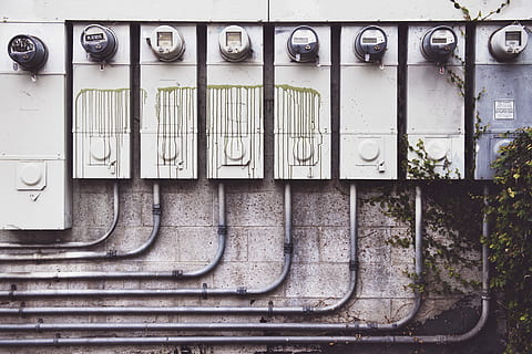 šedé elektroměry, elektrický, cement, trubka, Metr, nikdo, den, kov, elektřina, bok po boku, zdroj napájení, technologie, paliva a energie, nástěnný prvek, v řadě, architektura, stavba, spojení, venku, elektrometr, trubka - trubka, zeď, mřížka, měřidlo - měřicí přístroj, Příroda, elektrické komponenty, 8K, CC0, veřejná doména, bez autorských práv