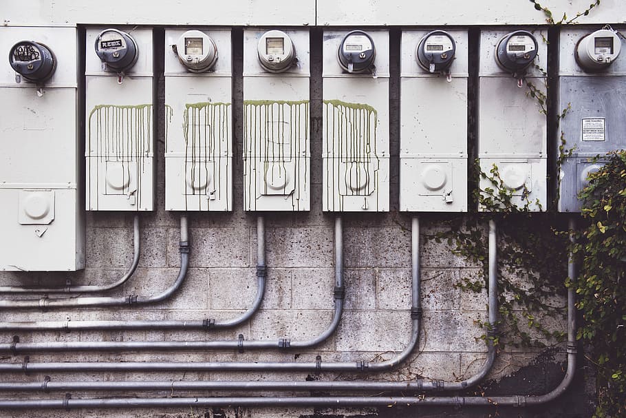 šedé elektroměry, elektrický, cement, trubka, Metr, nikdo, den, kov, elektřina, bok po boku, zdroj napájení, technologie, paliva a energie, nástěnný prvek, v řadě, architektura, stavba, spojení, venku, elektrometr, trubka - trubka, zeď, mřížka, měřidlo - měřicí přístroj, Příroda, elektrické komponenty, 8K