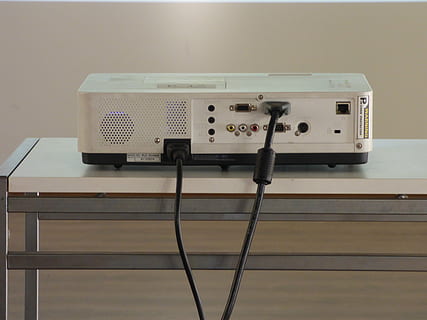 projector, verbinding, label, kabels, hdmi, HDMI kabel, grafiek, het apparaat, afbeelding, tonen, computer, technologie, binnenshuis, retro gestileerd, geen mensen, tafel, communicatie, muziek-, oud, elektriciteit, uitrusting, analoog, toestel, geluidsapparatuur, stilleven, kunst cultuur en entertainment, wijnoogst, telecommunicatieapparatuur, muur - bouwfunctie, 4K, CC0, publiek domein, royaltyvrij