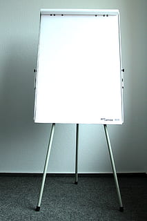 blanc, gris, portable, chevalet, présent, tableau à feuilles, planche, étiquette, feuille, présentation, séminaire, équipement, installations, Bureau, la communication, à l'intérieur, espace de copie, construction de murs, commercialisation, personne, affaires, écran, signe, couleur blanche, panneau d'affichage, tableau blanc, La technologie, message, architecture, sol, publicité, écran de projection, écran plat, 2K, CC0, domaine public, libre de droits