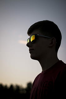 superficiale, fotografia a fuoco, uomo, indossare, occhiali da sole, in piedi, analizzare, cercare, guardare, Sideway, tramonto, riflessione, cielo, uomo in occhiali da sole, giovanotto, maschio, silhouette, riflessione del tramonto, profilo, colpo alla testa, una persona, bicchieri, ritratto, giovani uomini, giovane adulto, persone reali, stili di vita, guardando lontano, attività di svago, moda, natura, occhiali, concentrarsi sulle conoscenze acquisite, all'aperto, contemplazione, 5K, CC0, dominio pubblico, privo di copyright