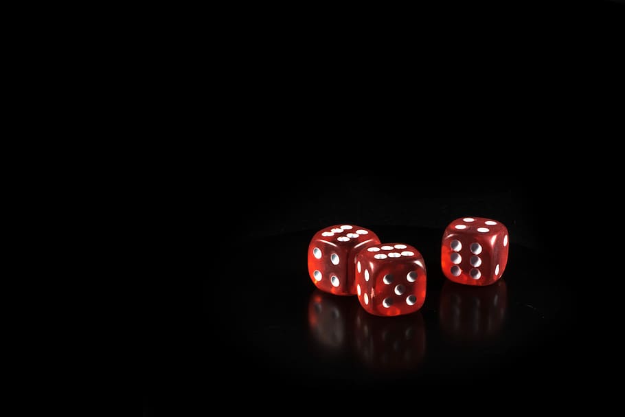 cub, joc, jugar, llum, vidre, cub de vidre, guanyar, pagar, esperança, adicció, addicte al joc, benefici, nens, gesellschaftsspiel, tallar, prevenció, negre, macro, detall, tancar, vermell, color, transparent, còpia espai, jocs d’oci, daus, cap gent, tir de l'estudi, fons negre, cultura i entreteniment artístic, a l'interior, nombre, sort, relaxació, èxit, oportunitat, forma de cub, activitat d'oci, color negre, casino, primer pla, fosc, 4K