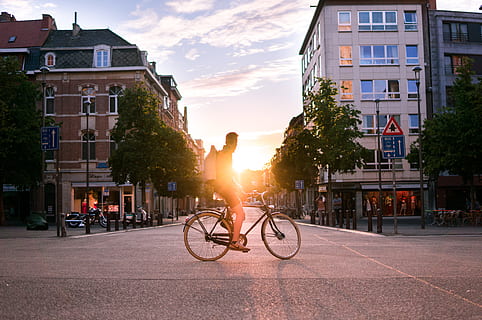 hombre, equitación, bicicleta, la carretera, tiempo de día, puesta de sol, en el camino, ciclismo, escena urbana, gente, al aire libre, vida en la ciudad, calle, amsterdam, ciudad, Países Bajos, estilos de vida, hombres, exterior del edificio, arquitectura, transporte, estructura construida, modo de transporte, cielo, vehículo terrestre, naturaleza, deporte, luz del sol, nube - cielo, edificio, gente real, 4K, CC0, dominio público, libre de derechos