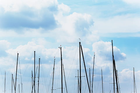 skyer, himmel, blå, skyer form, hvid, lyse, objekt, master, sejlmaster, sky - himmel, ingen mennesker, dag, sejlbåd, nautiske fartøj, natur, pol, mast, transportmidler, udendørs, lav vinkel visning, transportform, skønhed i naturen, rejse, havn, ro, vand, høj - høj, yacht, 1080P, CC0, offentligt domæne, royaltyfrie