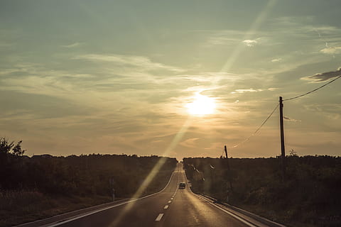 tramonto, cielo, nuvole, rurale, strada, guida, autostrada, linee elettriche, nuvola - cielo, la strada davanti, mezzi di trasporto, direzione, sole, natura, luce del sole, nessuno, bellezza nella natura, simbolo, scena non urbana, raggio di sole, prospettiva decrescente, nazione, punto di fuga, segnaletica stradale, cartello, all'aperto, riflesso lente, 5K, CC0, dominio pubblico, privo di copyright