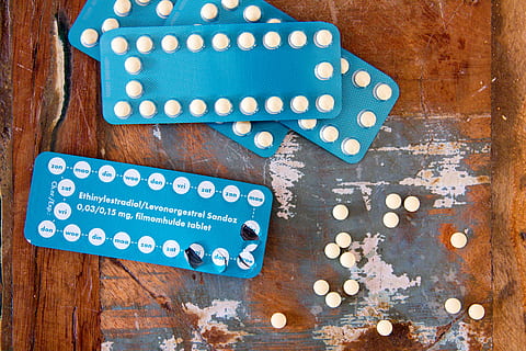 les píndoles anticonceptives, quatre, blau, blisters, pastilles, comprimits, paquet, taula, fusta, text, guió occidental, comunicació, material de fusta, a l'interior, vista d’angle alt, cap gent, lletra majúscula, primer pla, creativitat, natura morta, directament a sobre, signe, Color blanc, signe d'informació, dia, nombre, multicolor, missatge, 4K, CC0, domini públic, lliure de regalies