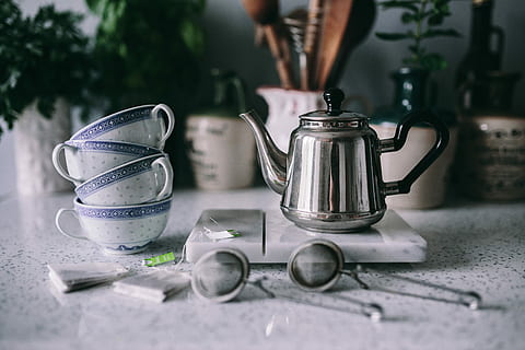 grädde, puffar, kaffe, tee, krämpuffar, te, kopp, kaka, ljuv, en kopp te, tekanna, kaffe - dryck, gammaldags, te - varm dryck, köksredskap, retro styled, dryck, tabell, mat och dryck, förberedelse, inomhus, närbild, dag, inget folk, hushållsutrustning, fortfarande liv, behållare, selektiv fokusering, glas - material, mat, burk, glas, kök, äta redskap, transparent, porslin, kaffekanna, 5K, CC0, offentligt domän, royaltyfria