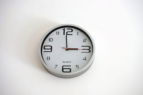 væg, ur, tid, timer, minutter, sekunder, sent, tidlig, nummer, vægur, murbygningsfunktion, tidsinstrument, indendørs, uret ansigt, ingen mennesker, minut hånd, nøjagtighed, studio skud, deadline, hvid farve, kopiere plads, geometrisk form, cirkel, hvid baggrund, form, tæt på, 1080P, CC0, offentligt domæne, royaltyfrie