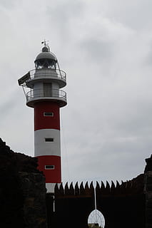 Leuchtturm, düster, nach vorne, Wolken, Himmel, rot-Weiss, Turm, Küste, Atlantikküste, Warnung, Versand, die Architektur, gebaute Struktur, Gebäudehülle, Beratung, Schutz, Gebäude, Sicherheit, Richtung, wolke - himmel, Natur, Flachwinkelansicht, keine Leute, Tag, draußen, Reiseziele, Hilfe, 5K, CC0, gemeinfrei, lizenzfrei