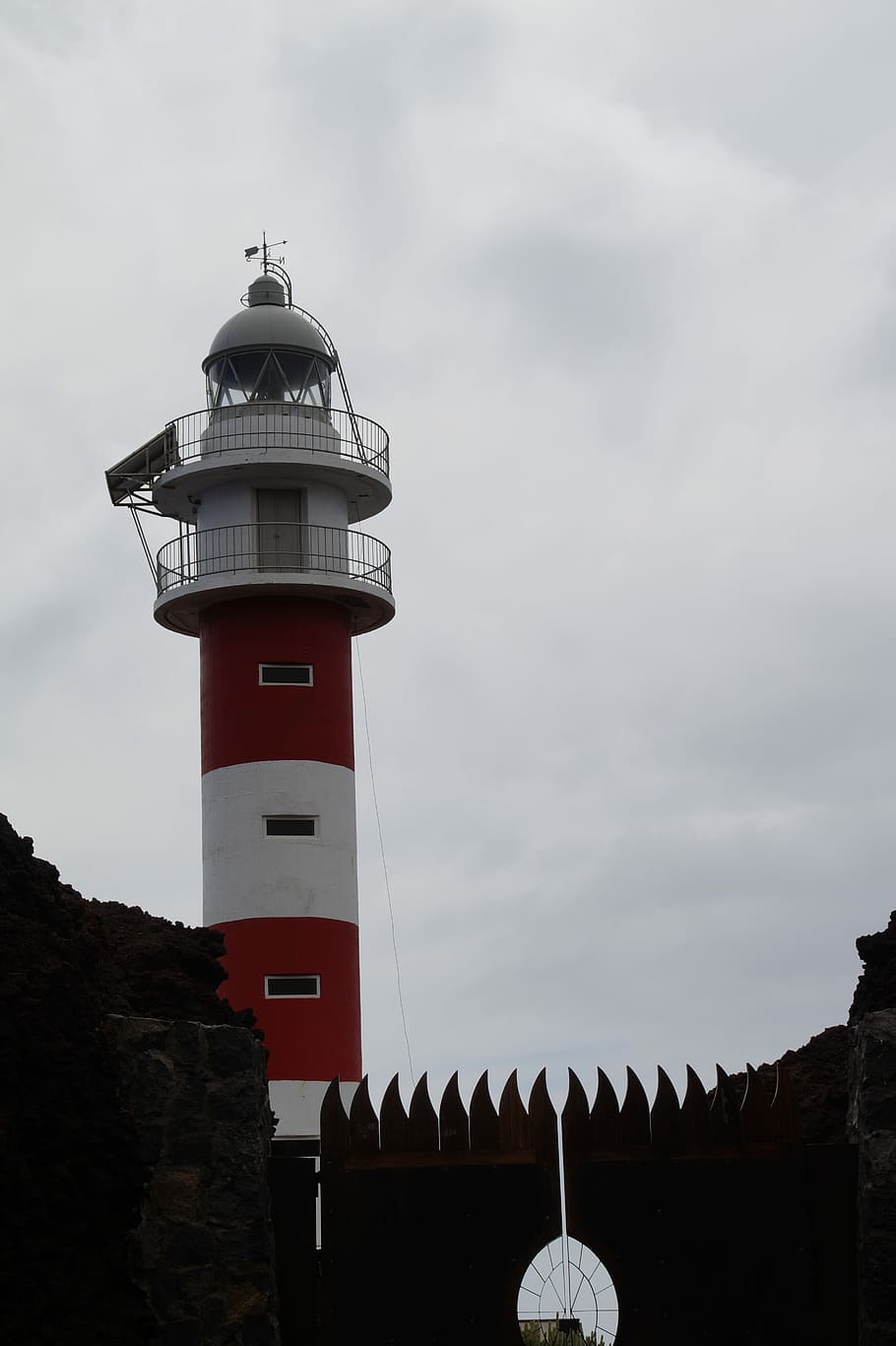 Leuchtturm, düster, nach vorne, Wolken, Himmel, rot-Weiss, Turm, Küste, Atlantikküste, Warnung, Versand, die Architektur, gebaute Struktur, Gebäudehülle, Beratung, Schutz, Gebäude, Sicherheit, Richtung, wolke - himmel, Natur, Flachwinkelansicht, keine Leute, Tag, draußen, Reiseziele, Hilfe, 5K