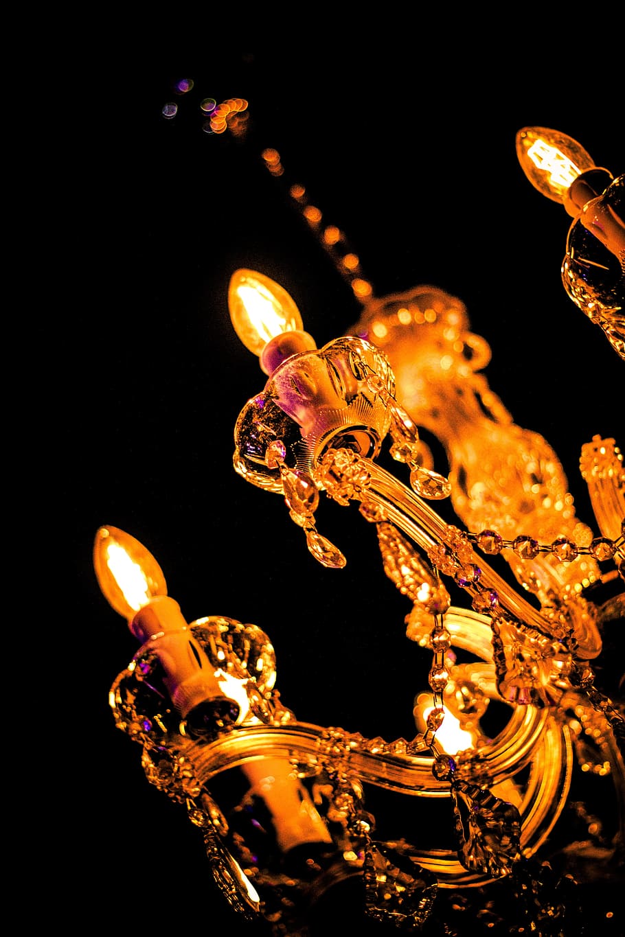 lampada, luce, nobile, illuminazione, riflettore, lanterna, inferno, lampada da pavimento, candeliere, lampada da soffitto, nessuno, illuminato, attrezzatura per l'illuminazione, Inquadratura dal basso, avvicinamento, raggiante, fuoco, ardente, fuoco - fenomeno naturale, fiamma, notte, calore - temperatura, concentrarsi sulle conoscenze acquisite, in casa, natura, decorazione, ricchezza, luce - fenomeno naturale, rappresentazione, lusso, sfondo nero, ornato, lampada elettrica, 5K