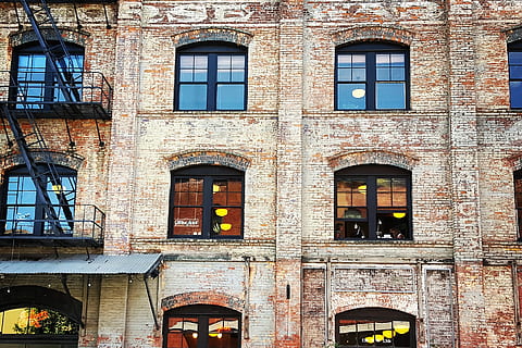 Foto, 3 etagers bygning, Brun, hvid, historie, hvid bygning, arkitektur, vindue, bygning udvendig, bygget struktur, gammel, urban scene, facade, arkitektur og bygninger, hus, by, dag, udendørs, bygning, ingen mennesker, lav vinkel visning, bue, boligområde, væg, glas - materiale, murstens væg, murbygningsfunktion, balkon, baggrunde, mursten, 2K, CC0, offentligt domæne, royaltyfrie