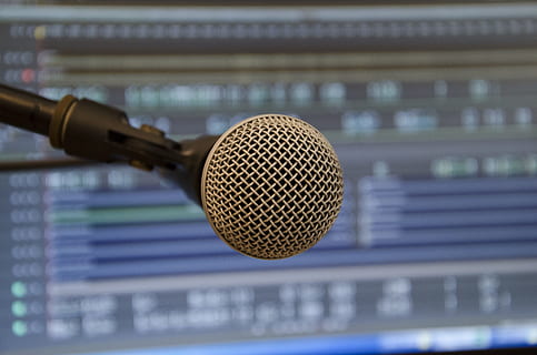 selektiv, Fotografie, grau, schwarz, Kondensator mic, Mikrofon, Sequenzer, Aufzeichnung, Studio, Audio-, klingen, Tonaufzeichnungsgeräte, Musik-, Technologie, Aufnahmestudio, drinnen, Eingabegerät, Kommunikation, Ausrüstung, Tontechnik, Kunst, Kultur und Unterhaltung, Nahansicht, keine Leute, Fokus auf den Vordergrund, Verbindung, Lärm, einzelnes Objekt, Radio, Rundfunk-, Radiosender, 4K, CC0, gemeinfrei, lizenzfrei