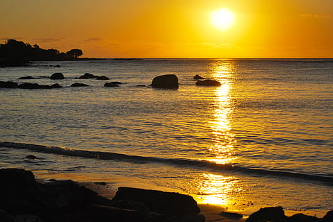 ocean bølge, kysten, gylden, time, solnedgang, strand, baggrund, smuk, natur, ende, dag, hav, mauritius, vand, himmel, scenics - natur, skønhed i naturen, horisont, horisont over vand, orange farve, rolig scene, ro, jord, afspejling, idyllisk, silhuet, klippe, sol, ingen mennesker, udendørs, 2K, CC0, offentligt domæne, royaltyfrie