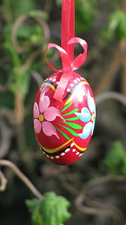 Ostern, Ei, bemaltes Ei, Ostereier, Baumschmuck, bunt, Deko, Dekoration, Kunst, Zoll, Tradition, Fokus auf den Vordergrund, Nahansicht, Urlaub, Feier, hängend, keine Leute, Tag, rot, Weihnachten, Kunst und Handwerk, Ferienveranstaltung, Weihnachtsdekoration, Weihnachtsverzierung, mehrfarbig, pinke Farbe, draußen, 4K, CC0, gemeinfrei, lizenzfrei