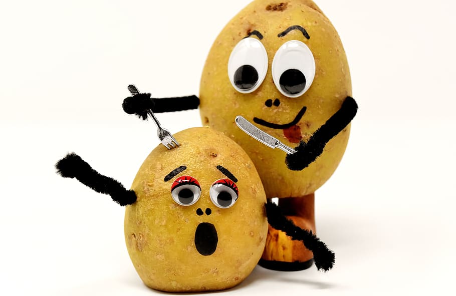 Due, patate, occhi, bianca, superficie, ansioso, panico, cannibale, divertente, coltello, forchetta, mangiare, uccidere, ketchup, sangue, divertimento, carina, ritagliare, celebrazione, rappresentazione umana, paura, spaventoso, giocattolo, parte del corpo umano, rappresentazione, scheletro umano, teschio umano, Halloween, scheletro, arte e artigianato, orrore, sfondo bianco, sorridente, girato in studio, persone, osso umano, 5K