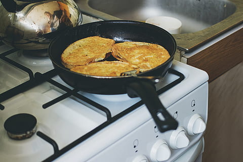 schwarz, schwenken, Weiß, Gasherd, französischer Toast, Frühstück, Brot, Ei, Herd, Vorbereitung, Braten, Mahlzeit, Lebensmittel, Essen, Ernährung, Scheibe, lecker, Küche, hausgemacht, Snack, gebraten, köstlich, Essen und Trinken, Gerät, Küchenutensilien, Haushaltsausstattung, drinnen, Pfanne, Essen vorbereiten, Frische, Wohnraum, High Angle View, Bratpfanne, Haushaltsküche, Brenner - Herd, Zuhause, Nahansicht, keine Leute, Koch Utensilien, Gasherd Brenner, 2K, CC0, gemeinfrei, lizenzfrei