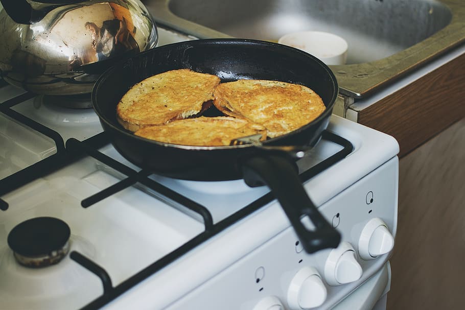 nero, frittura, Pan, bianca, stufa a gas, toast francese, prima colazione, pane, uovo, stufa, preparazione, per arrosti, pasto, cibo, mangiare, nutrizione, fetta, gustoso, cucina, fatti in casa, spuntino, fritte, delizioso, cibo e bevande, apparecchio, utensile da cucina, attrezzature domestiche, in casa, recipiente di cottura, preparando il cibo, freschezza, stanza domestica, vista dall'alto, padella, cucina domestica, bruciatore - piano cottura, casa, avvicinamento, nessuno, fornello a gas, 2K