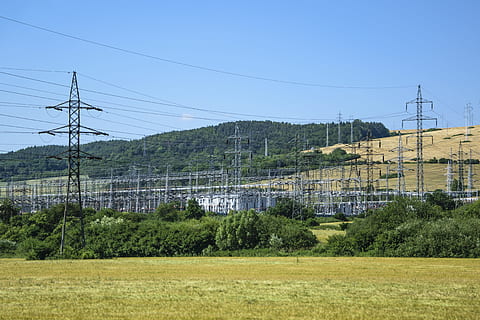 maisema, ala, rakentaminen, pensaat, vaara, jakelu, sähköpostit, sähköjohdot, sähkö, energia, ympäristö, ympäristönsuojelu, ruoho, linja, teho, teräs, toimittaa, tekniikka, torni, Puut, Jännite, kaapeli, kasvi, sähköpylväs, taivas, voimalinja, virtalähde, polttoaineen ja sähköntuotantoon, puu, luonto, maa, rakennettu rakenne, yhteys, arkkitehtuuri, ei ihmisiä, kirkas taivas, päivä, kasvu, ulkona, puhelinlinja, 5K, CC0, public domain, rojaltivapaa