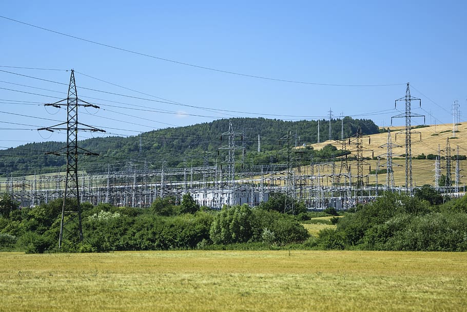 landskab, Mark, konstruktion, industri, buske, fare, fordeling, elektriske stillinger, elektriske ledninger, elektricitet, energi, miljø, miljøbeskyttelse, græs, linje, strøm, stål, levere, teknologi, tårn, træer, spænding, kabel, plante, el-pylon, himmel, strømkabel, Strømforsyning, brændstof og elproduktion, træ, natur, jord, bygget struktur, forbindelse, arkitektur, ingen mennesker, skyfri himmel, dag, vækst, udendørs, telefonlinje, 5K
