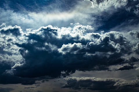 hvid, Sky, dagtimerne, mørke skyer, form, skyer, himmel, skyer form, cloudscape, natur, vejr, humør, dyster, storm, storm skyer, sky - himmel, baggrunde, scenics, skønhed i naturen, scenics - natur, ingen mennesker, ro, dramatisk himmel, miljø, lav vinkel visning, rolig scene, dag, humørlig himmel, sollys, hvid farve, udendørs, overskyet, meteorologi, ildevarslende, 2K, CC0, offentligt domæne, royaltyfrie