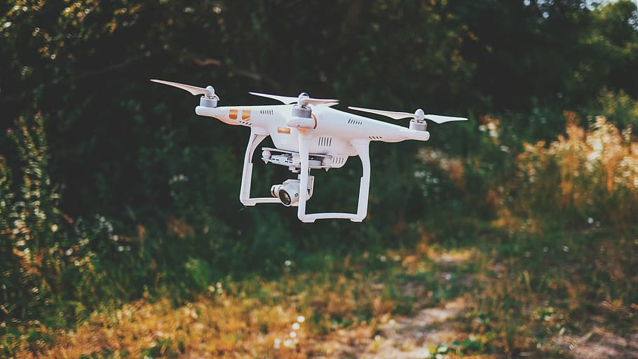 blanc, drone, volant, a l'aire lliure, durant el dia, dji, fantasma, 3 avions no tripulats, gras, volar, vol, gm1, lumix, estiu, groc, verd, pro, tecnologia, a l'aire, cap gent, càmera - equip fotogràfic, vehicle aeri, temes de fotografia, naturalesa, vigilància, dia, moviment, manera de transport, transport, equipament de suports, centrar-se en primer pla, tecnologia sense fils, arbre, futurista, 4K