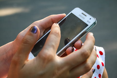 člověk, ruka, hospodářství, bílý, samsung duos android smartphone, android, telefon s Androidem, volání, mobilní telefon, detail, sdělení, spojení, denní světlo, přístroj, Zobrazit, elektronika, prsty, dívka, ruce, Internet, mobilní, pohybliví, venku, osoba, telefon, přenosný, samsung, obrazovka, chytrý, chytrý telefon, technologie, dotek, web, bezdrátový, žena, lidské ruky, bezdrátové technologie, část lidského těla, přenosné informační zařízení, dospělý, Dotyková obrazovka, lidé, selektivní zaměření, lidský prst, prst, část těla, 4K, CC0, veřejná doména, bez autorských práv