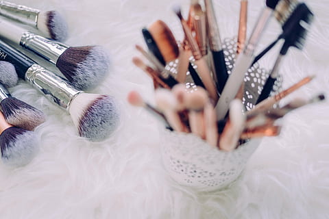 pinceles de maquillaje surtidos, maquillaje, cepillo, cosas, bokeh, difuminar, equipo, belleza, cosmético, adentro, de cerca, nadie, día, brocha de maquillaje, Arte y artesanía, creatividad, elección, naturaleza muerta, variación, Cepillo de pintura, enfoque selectivo, gran grupo de objetos, arte, mesa, producto de belleza, vista de alto ángulo, uña, rubor - maquillaje, manicura, cuidado del cuerpo y belleza, 4K