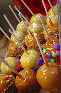 kandierter Apfel, Süss, Obst, Dessert, Süßigkeiten, Apfel, Lebensmittel, Zucker, Karamell, Stock, kandiert, glasiert, beschichtet, Konfekt, karamellisiert, Karneval, Sträusel, Sommer-, Schokolade, Snacks, Leckereien, Nüsse, Müll, köstlich, lecker, bunt, Süßes Essen, Lutscher, Gourmet, Stock - Pflanzenteil, Feier, Essen und Trinken, Spieß, drinnen, Stillleben, Genuss, Frische, Versuchung, Nahansicht, fertig für den Verzehr, keine Leute, ungesunde Ernährung, mehrfarbig, High Angle View, Snack, 2K, CC0, gemeinfrei, lizenzfrei