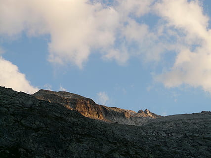 himmel, fjell, skyer, fjellene, bred, fotturer, mer, fritid, vakker, utsikt, sol, naturskjønnhet - natur, sky - himmel, stein, skjønnhet i naturen, rolig scene, ro, landskap, fast, rock-objekt, natur, ikke-urbane scene, ingen folk, miljø, bergformasjon, land, dag, geologi, fysisk geografi, fjellkjede, utendørs, dannelse, tørt klima, klima, erodert, 2K, CC0, offentlig domene, opphavsrett gratis