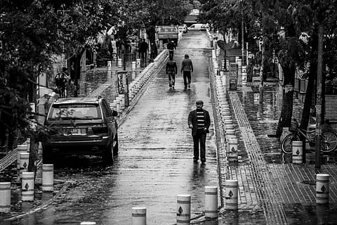 dokumentarfilm, mennesker, vandret, gammel, mand, voksen, sort og hvid, han-, fotografering, smuk, rejse, kontakt, human, Ankara, Kalkun, gå, avenue, gade, liv, by, regn, våd, vejr, skybrud, storm, ekstremt vejr, transportmidler, gruppe af mennesker, transportform, rigtige mennesker, land køretøj, tilfældige mennesker, arkitektur, motor køretøj, bil, dag, vand, herrer, Monsun, udendørs, regntiden, 5K, CC0, offentligt domæne, royaltyfrie
